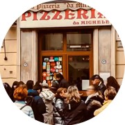 Eine Menschenmenge wartet vor dem Eingang der L’antica Pizzeria da Michele